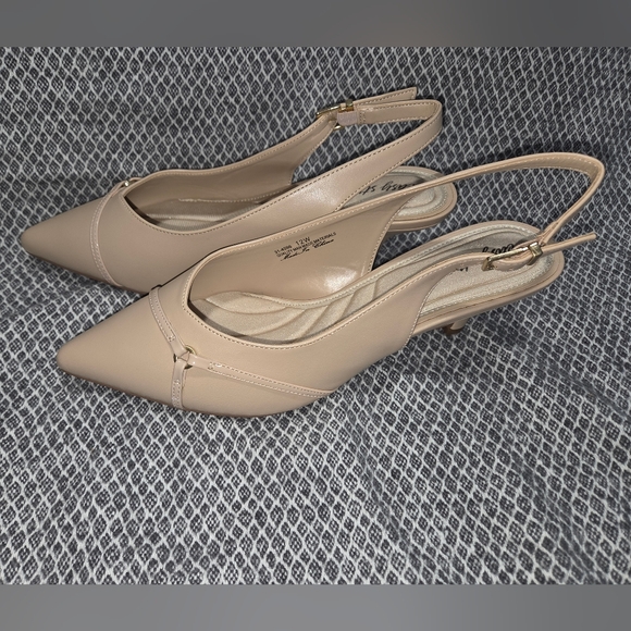NIB Easy Street Women's Beige Slingback Kitten Heels. Size 12W - Picture 4 of 9